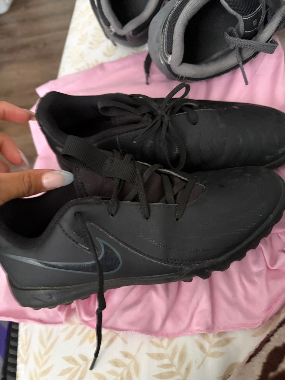 Nike Black Low-Profile Sneakers with Subtle Gray Swoosh